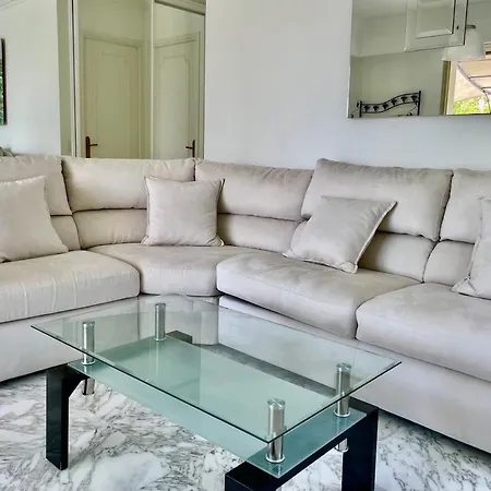 En Rez De Jardin Dans A Apartman *