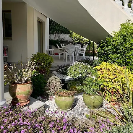 Apartmán En Rez De Jardin Dans A *
