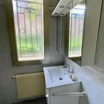 En Rez De Jardin Dans A Apartman *