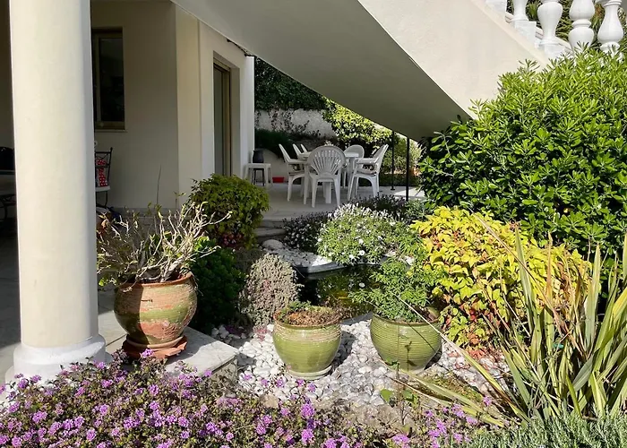 Appartement Rez De Jardin De 65m2 Dans à *